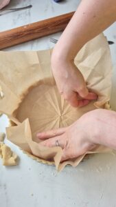 Rhabarber-Quark-Tarte mit fruchtigem Kern Tarte Boden Blind Backen 2 169x300