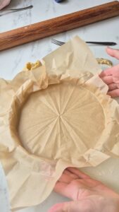 Rhabarber-Quark-Tarte mit fruchtigem Kern Tarte Boden Blind Backen 3 169x300