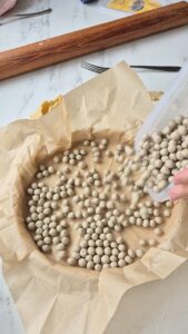 Rhabarber-Quark-Tarte mit fruchtigem Kern Tarte Boden Blind Backen 4 169x300