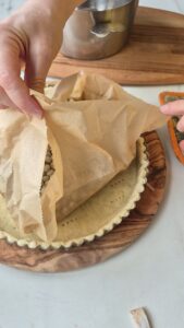 Rhabarber-Quark-Tarte mit fruchtigem Kern Tarte Boden Blind Backen 5 169x300