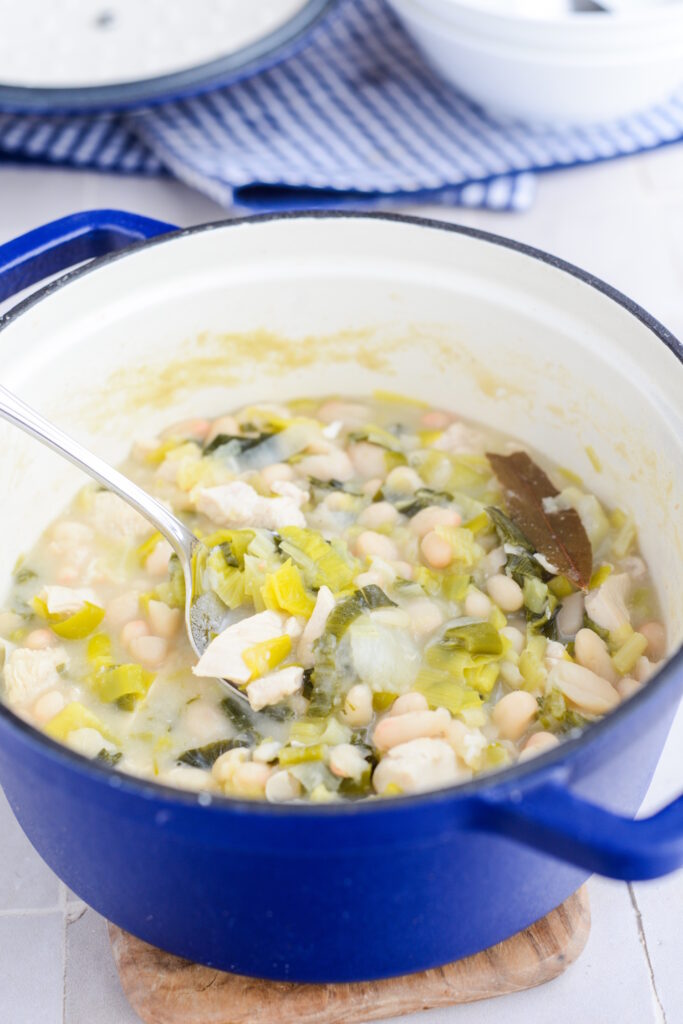 Ragout mit weißen Bohnen, Lauch und Hähnchen in Weißwein Weissen Bohnen Lauch Und Hähnchen In Weisswein 683x1024