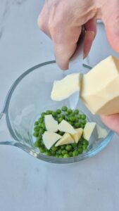 Erbsenbutter Rezept: die unerwartet leckere Alternative zu Kräuterbutter Erbsenbutter 3 169x300