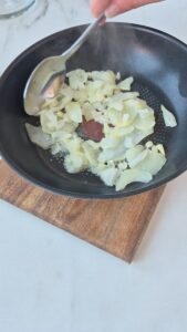 Salzige Cannelés mit Spinat und Parmesan – Fingerfood für Kinder Herzhafte Canneles Mit Spinat Und Parmesan 1 169x300