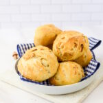 Rezepte a-z Saftiges Zwiebel Brötchen 150x150