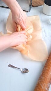 Süßer Pâté en croûte mit Aprikosen, Nektarin und Sommerbeeren Süsser Pate En Croute Backpapier Nass Machen Zusammen 169x300