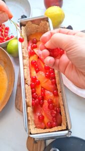 Süßer Pâté en croûte mit Aprikosen, Nektarin und Sommerbeeren Süsser Pate En Croute Mit Rote Johannisbeeren 169x300