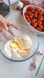 Tomaten-Crumble für den Sommer Tomaten Parmesan Crumble Rezept  169x300