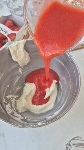 Erdbeer-Mascarpone-Creme im Glas, schnelles Dessert Dessert Im Glas Schritt 14 Erdbeerpüree Wird Zu Mascarpone Gegossen 169x300