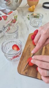 Erdbeer-Mascarpone-Creme im Glas, schnelles Dessert Dessert Im Glas Schritt 19 Erdbeeren Schneiden Auf Brett 169x300