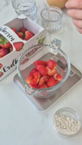 Erdbeer-Mascarpone-Creme im Glas, schnelles Dessert Dessert Im Glas Schritt 3 Erdbeeren In Glasschüssel Schneiden 169x300