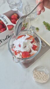 Erdbeer-Mascarpone-Creme im Glas, schnelles Dessert Dessert Im Glas Schritt 4 Schlagsahne Auf Erdbeeren Geben 169x300