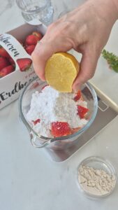 Erdbeer-Mascarpone-Creme im Glas, schnelles Dessert Dessert Im Glas Schritt 5 Zitrone Ueber Erdbeeren Auspressen 169x300