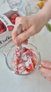 Erdbeer-Mascarpone-Creme im Glas, schnelles Dessert Dessert Im Glas Schritt 7 Erdbeeren Mit Zucker Vermengen 169x300