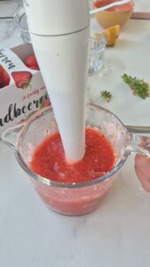 Erdbeer-Mascarpone-Creme im Glas, schnelles Dessert Dessert Im Glas Schritt 8 Erdbeeren Mit Stabmixer Pürieren 169x300