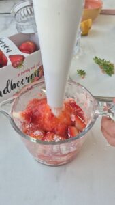 Erdbeer-Mascarpone-Creme im Glas, schnelles Dessert Dessert Im Glas Schritt 9 Erdbeeren Mit Stabmixer Pürieren 169x300