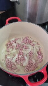 Garbure - Französischer Eintopf aus den Pyrenäen Garbure - Französischer Eintopf aus den Pyrenäen Garbure 01 Speck Und Zwiebel Anbraten 169x300