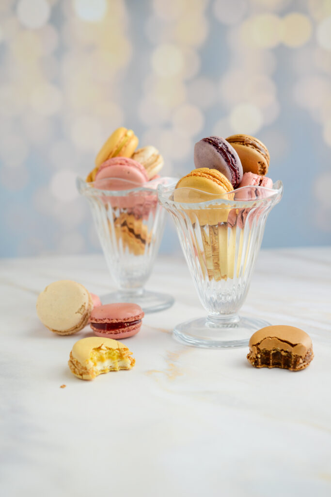 Macarons-Eisbecher: So verwandelst du kaputte Macarons in ein traumhaftes Dessert Joghurteis Becher Mit Macarons 683x1024