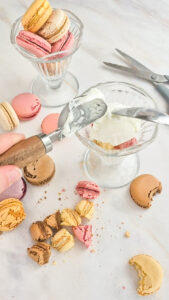 Macarons-Eisbecher: So verwandelst du kaputte Macarons in ein traumhaftes Dessert Macarons Eisbecher Einfach Zubereiten 169x300