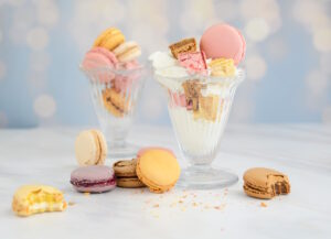 Macarons-Eisbecher: So verwandelst du kaputte Macarons in ein traumhaftes Dessert