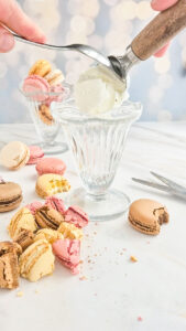 Macarons-Eisbecher: So verwandelst du kaputte Macarons in ein traumhaftes Dessert Macarons Eisbecher Mit Joghurteis 169x300