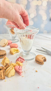 Macarons-Eisbecher: So verwandelst du kaputte Macarons in ein traumhaftes Dessert Macarons Eisbecher Selber Machen 169x300