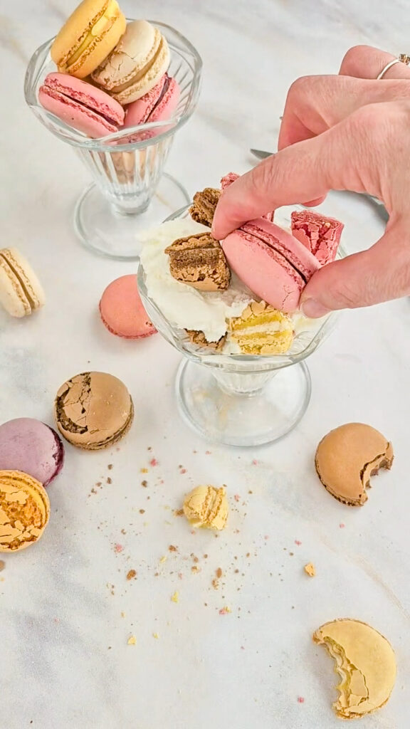 Macarons-Eisbecher: So verwandelst du kaputte Macarons in ein traumhaftes Dessert Macarons Eisbecher7 576x1024