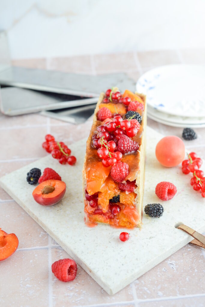 Süßer Pâté en croûte mit Aprikosen, Nektarin und Sommerbeeren Süßer Pâté en croûte mit Aprikosen, Nektarin und Sommerbeeren Pate En Croute Süss Früchte Anschnitt 683x1024