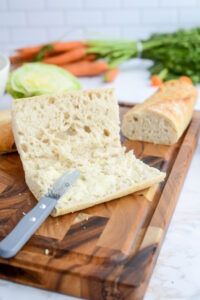 Hähnchen-Baguette mit Salat, Karotten und Parmesan Hähnchen-Baguette mit Salat, Karotten und Parmesan Bagütte Mit Butter Belegen Für Hähnchenbagütte 200x300