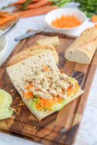 Hähnchen-Baguette mit Salat, Karotten und Parmesan Bagütte Mit Hähnchen Belegen Für Hähnchenbagütte 200x300