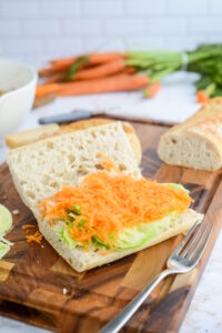 Hähnchen-Baguette mit Salat, Karotten und Parmesan Hähnchen-Baguette mit Salat, Karotten und Parmesan Bagütte Mit Karotten Belegen Für Hähnchenbagütte 200x300
