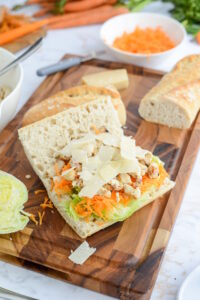 Hähnchen-Baguette mit Salat, Karotten und Parmesan Hähnchen-Baguette mit Salat, Karotten und Parmesan Bagütte Mit Parmesan Belegen Für Hähnchenbagütte 200x300