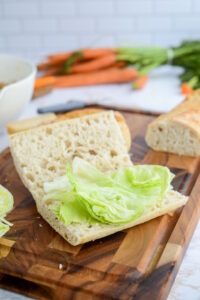Hähnchen-Baguette mit Salat, Karotten und Parmesan Hähnchen-Baguette mit Salat, Karotten und Parmesan Bagütte Mit Salat Belegen Für Hähnchenbagütte 200x300