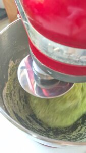 Grüne Petersilienbrötchen Franzosische Brotchen Schritt 11 Teig Kneten Mit Mixer 169x300