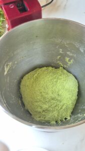 Grüne Petersilienbrötchen Franzosische Brotchen Schritt 13 Grüner Teig In Rührschüssel 169x300