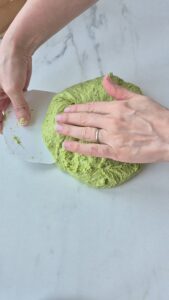 Grüne Petersilienbrötchen Franzosische Brotchen Schritt 16 Teig Kneten Marmor Arbeitsfläche 169x300