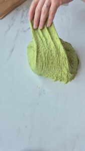 Grüne Petersilienbrötchen Franzosische Brotchen Schritt 17 Grünen Teig Kneten 169x300