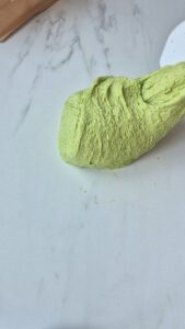 Grüne Petersilienbrötchen Franzosische Brotchen Schritt 18 Grüner Teig Geformt 169x300