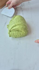 Grüne Petersilienbrötchen Franzosische Brotchen Schritt 19 Grüner Teig Wird Gefaltet 169x300