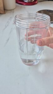 Grüne Petersilienbrötchen Franzosische Brotchen Schritt 2 Wasser In Mixbecher Füllen 169x300