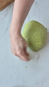 Grüne Petersilienbrötchen Grüne Petersilienbrötchen Franzosische Brotchen Schritt 20 Teig Kneten Auf Arbeitsfläche 169x300