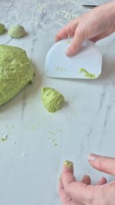 Grüne Petersilienbrötchen Grüne Petersilienbrötchen Franzosische Brotchen Schritt 21 Teig Portionieren Mit Teigkarte 169x300