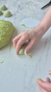 Grüne Petersilienbrötchen Grüne Petersilienbrötchen Franzosische Brotchen Schritt 22 Teig Portionieren Und Formen 169x300
