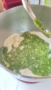 Grüne Petersilienbrötchen Grüne Petersilienbrötchen Franzosische Brotchen Schritt 8 Petersiliensaft Zu Mehl Geben 169x300