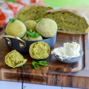 Grüne Petersilienbrötchen