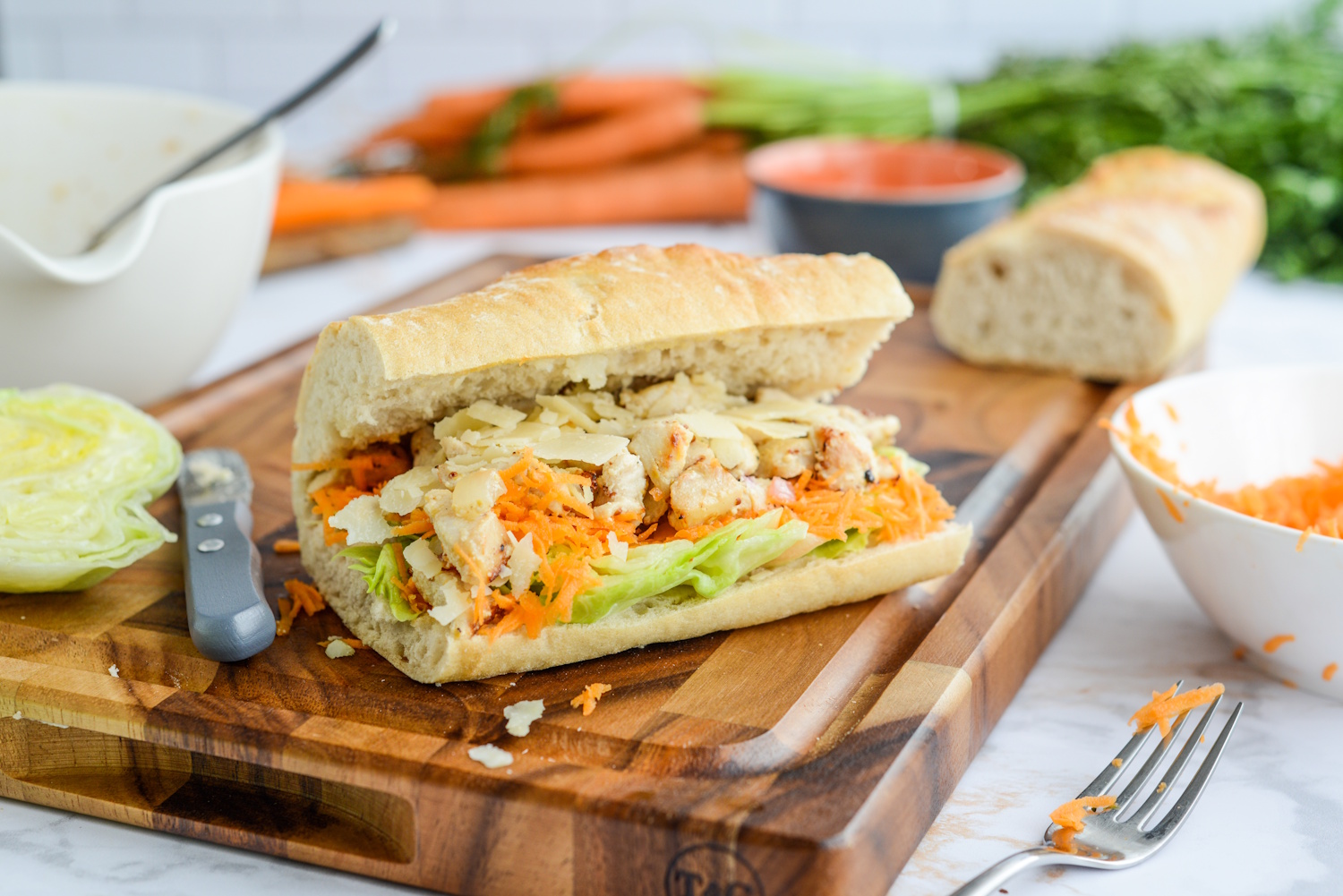 Hähnchen-Baguette mit Salat, Karotten und Parmesan Hähnchen Bagütte Gesund Mit Gemüse