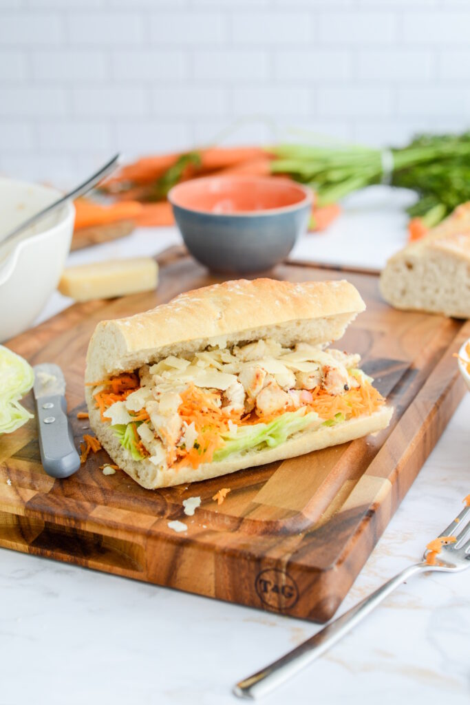 Hähnchen-Baguette mit Salat, Karotten und Parmesan Hähnchen-Baguette mit Salat, Karotten und Parmesan Hähnchen Bagütte Mit Salat Karotten Und Parmesan 683x1024