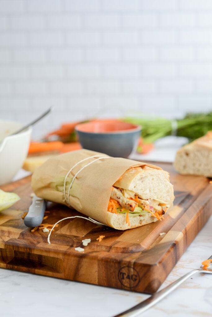 Hähnchen-Baguette mit Salat, Karotten und Parmesan Hähnchen-Baguette mit Salat, Karotten und Parmesan Hähnchenbagütte Gesund Picknick Rezept 684x1024