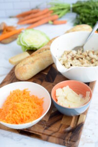 Hähnchen-Baguette mit Salat, Karotten und Parmesan Hähnchen-Baguette mit Salat, Karotten und Parmesan Hähnchenbagütte Mit Salat Karotten Und Parmesan Zutaten 200x300