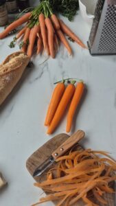Hähnchen-Baguette mit Salat, Karotten und Parmesan Hähnchen-Baguette mit Salat, Karotten und Parmesan Hähnchenbagütte Schritt 12 Karotten Schälen Auf Arbeitsbrett 169x300