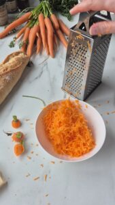 Hähnchen-Baguette mit Salat, Karotten und Parmesan Hähnchen-Baguette mit Salat, Karotten und Parmesan Hähnchenbagütte Schritt 14 Karotten Reiben Mit Kastenreibe 169x300